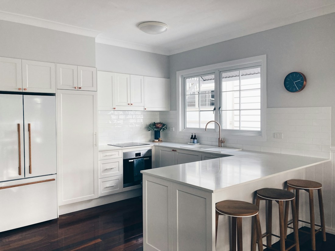 Calm fitted kitchen with island and integrated appliances